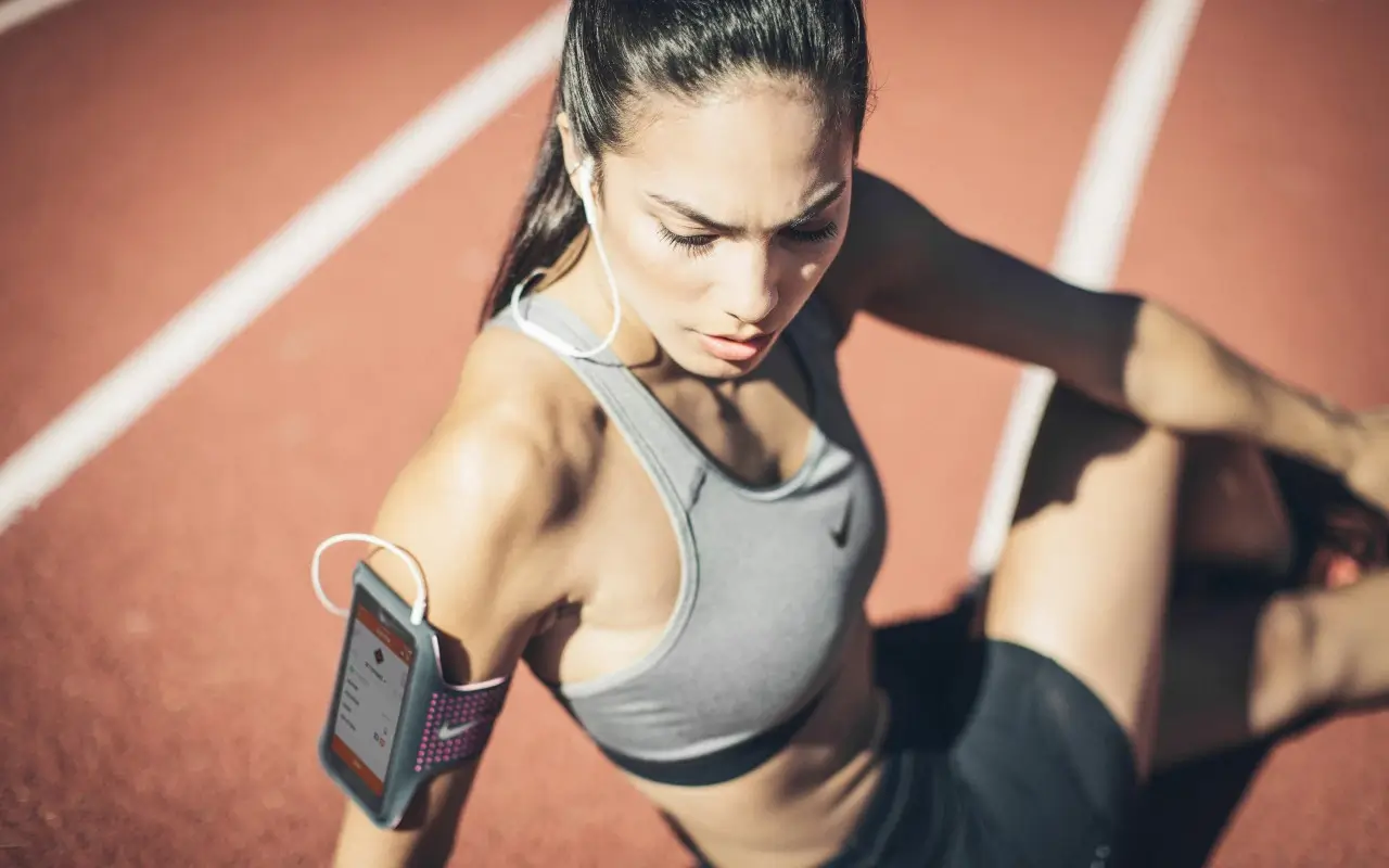 Woman est between workouts