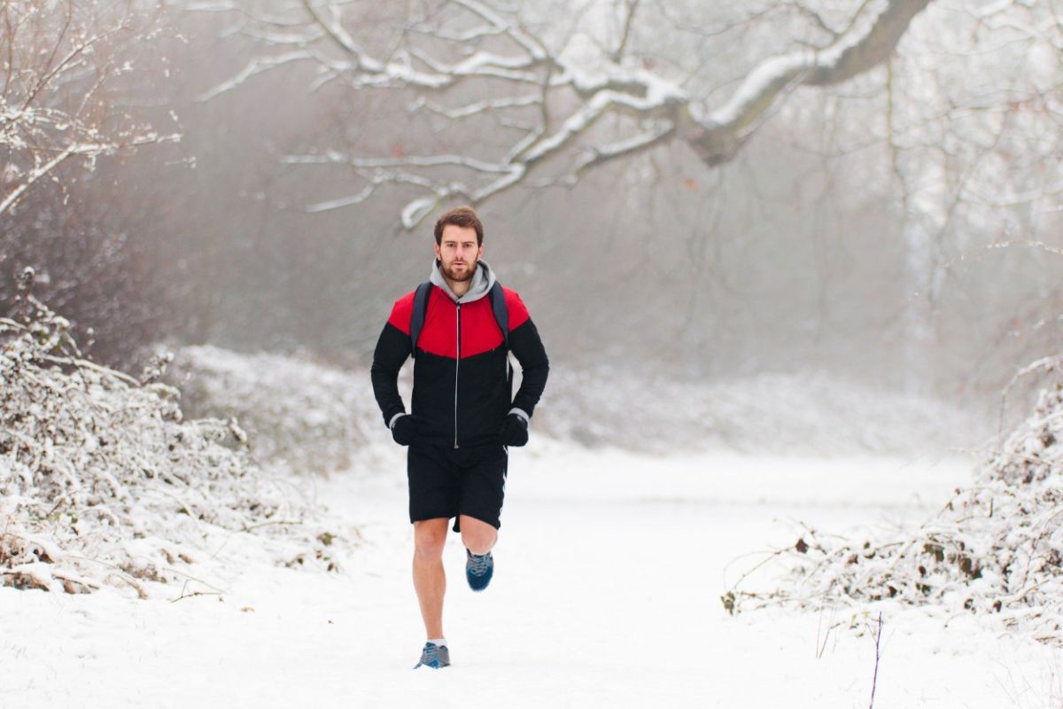 Runnıng in short in the cold