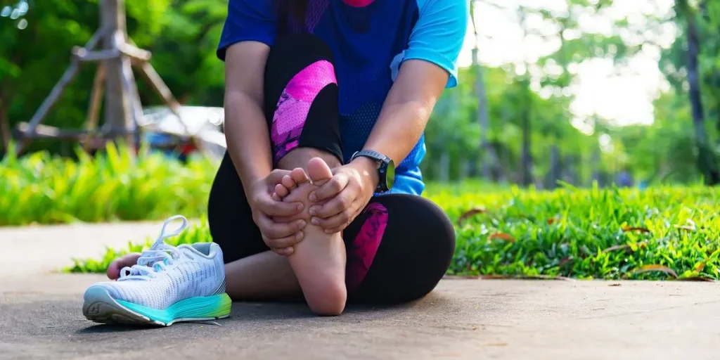 Woman feeling feet fall numbness in their feet when running