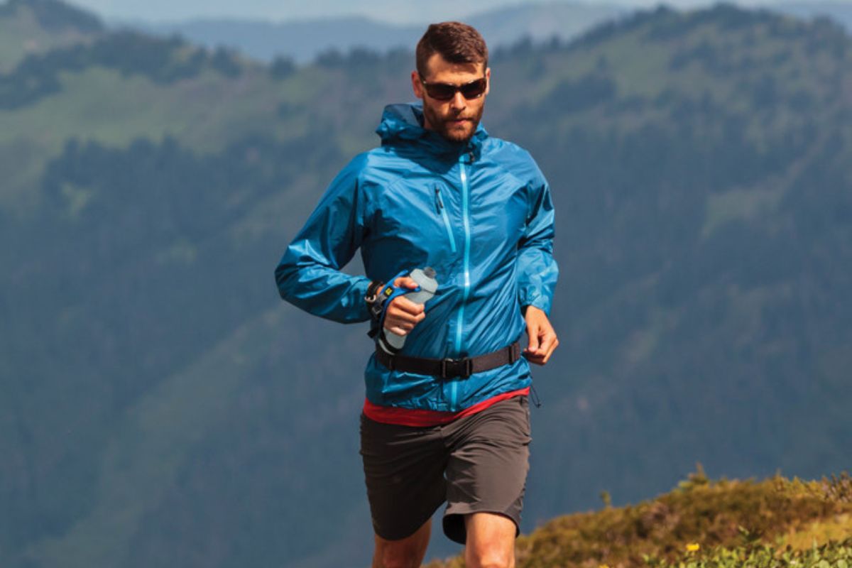 Man running with a Handheld water bottle Amphipod Hydraform