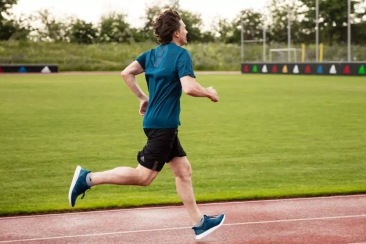 Runner alternate between running at their threshold