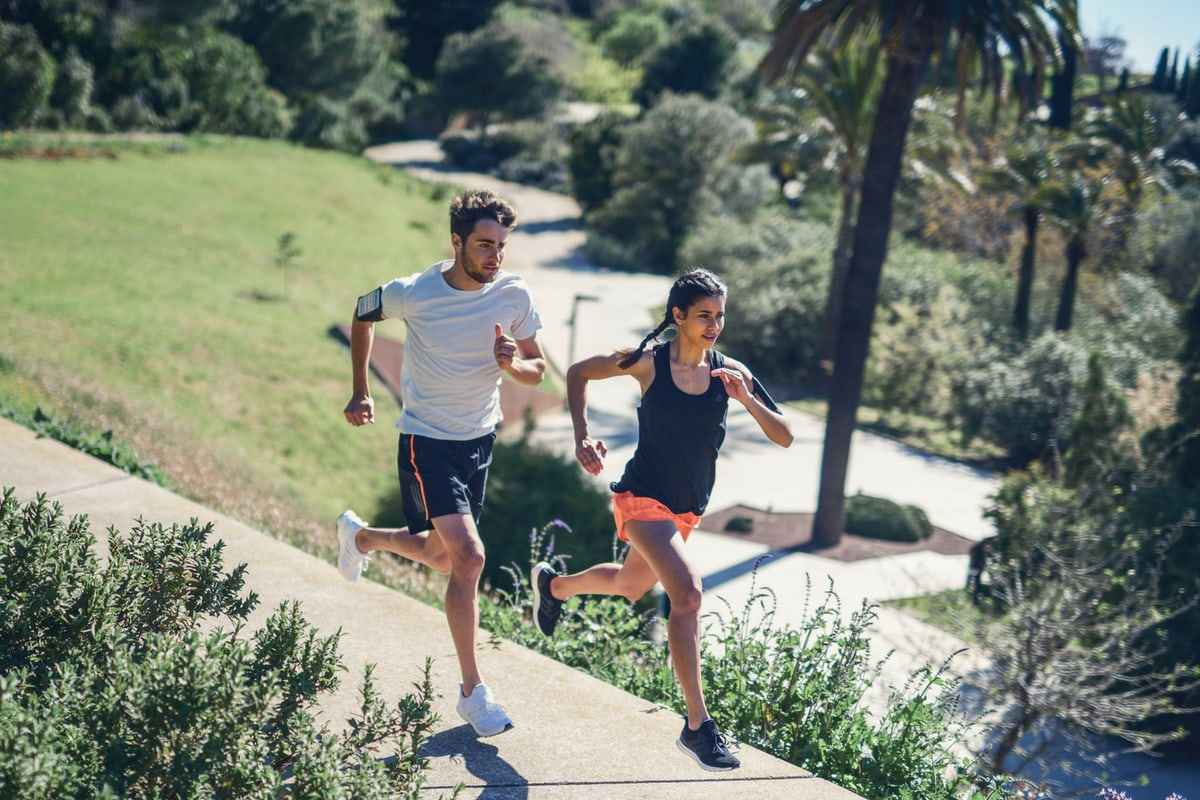 People running at aerobic pace