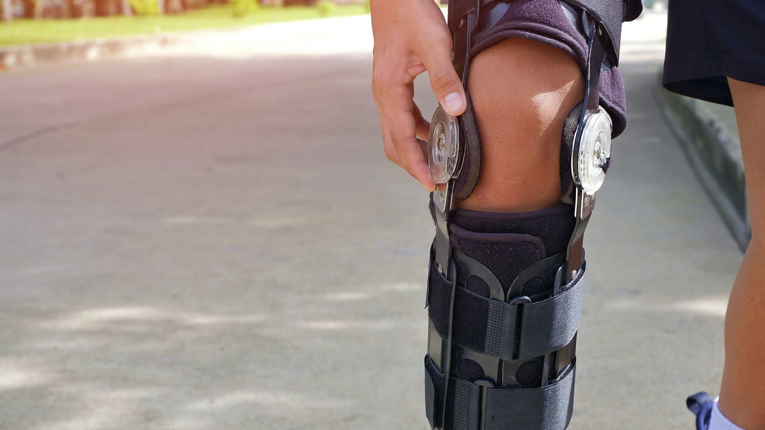 Hinged braces for more severe injuries or post-surgery recovery