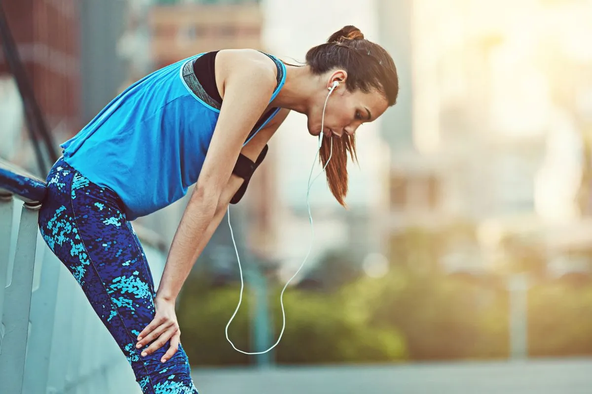 The female runner experiences throat discomfort and feels a sensation of heat in her lungs while running