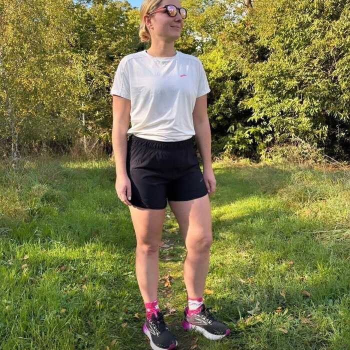 A female in physical activity in Brooks StealthFit Glyceryn running shoes