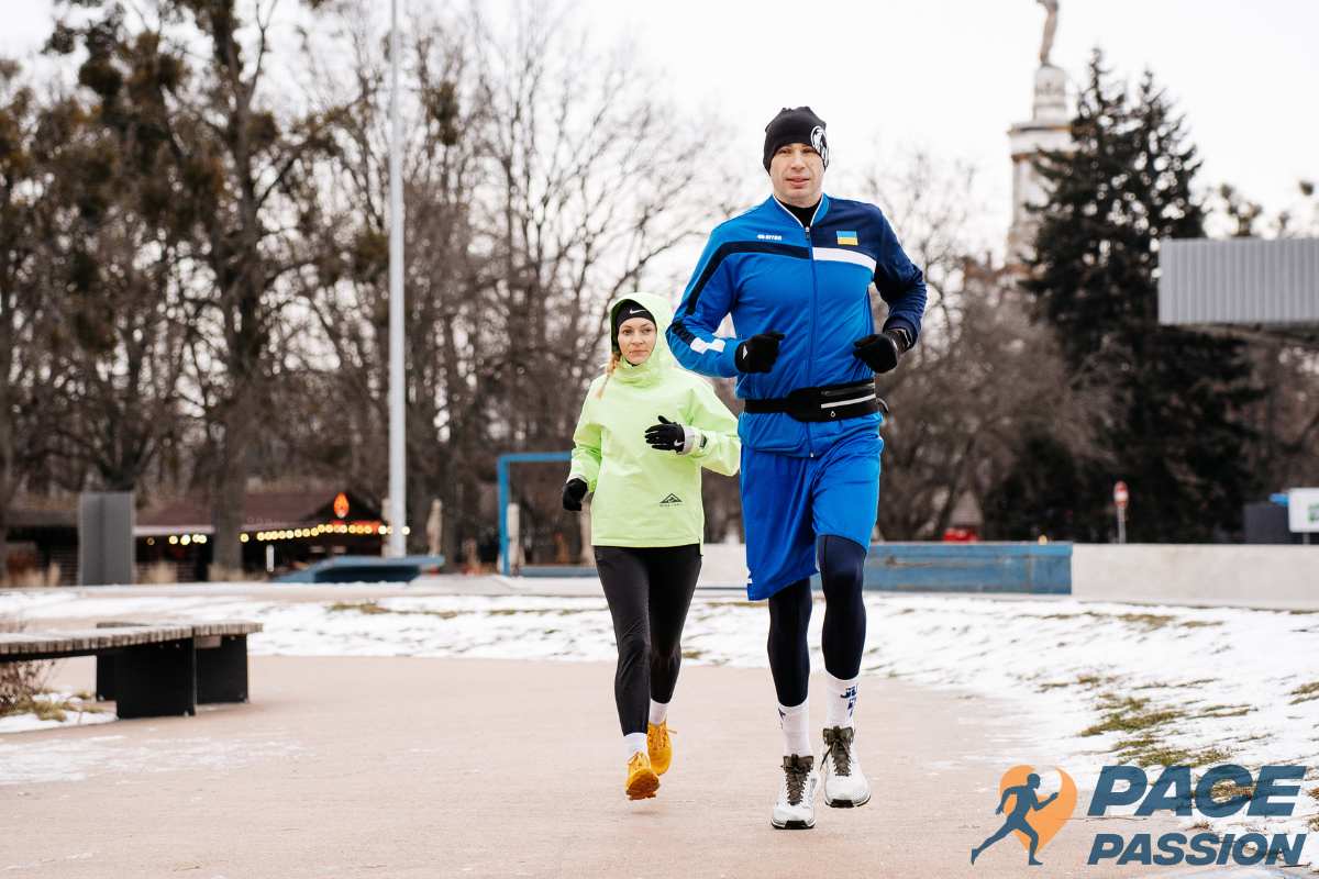 People running to complete his daily plan of 1.5 miles