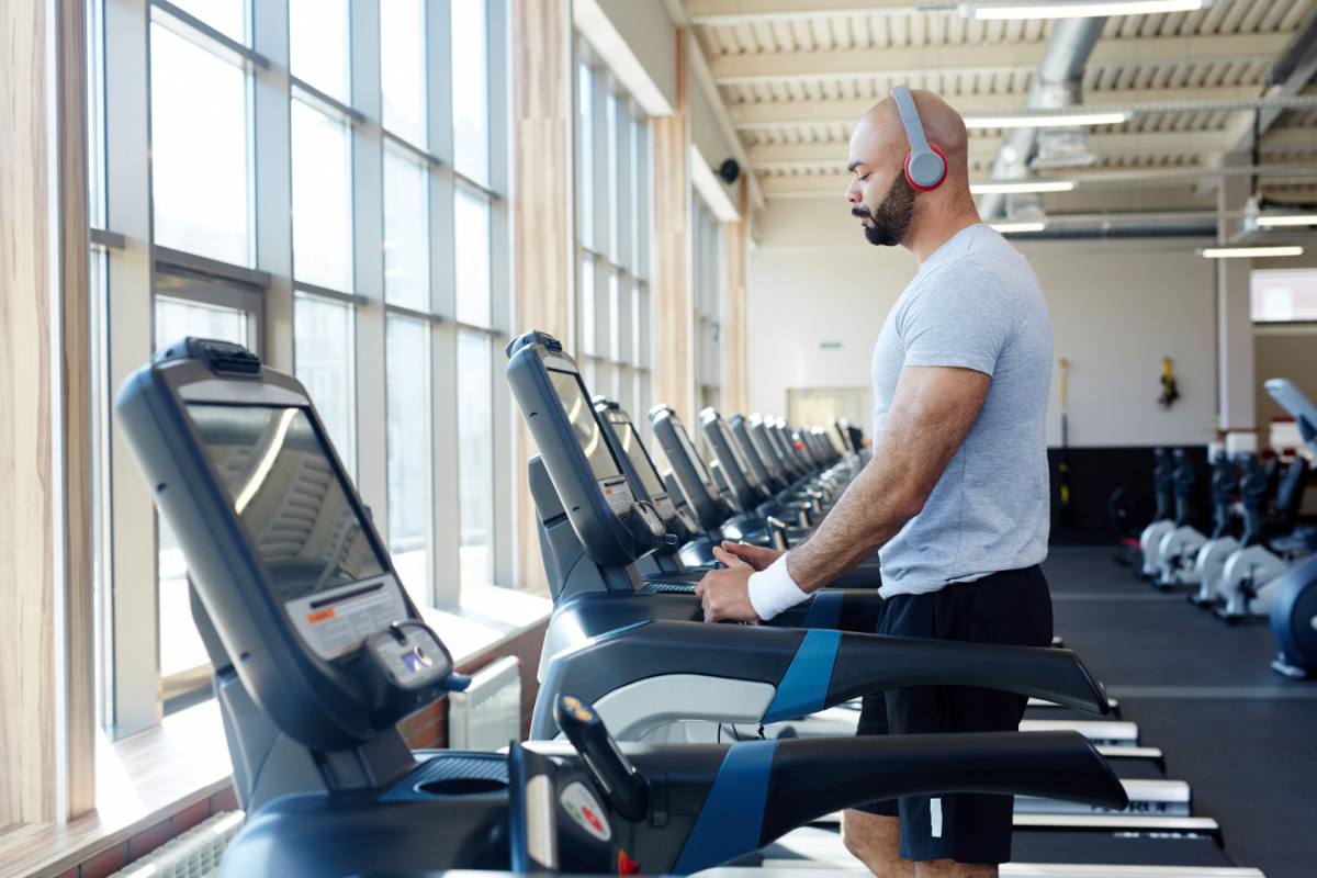 A tall, athletic man tackles the treadmill